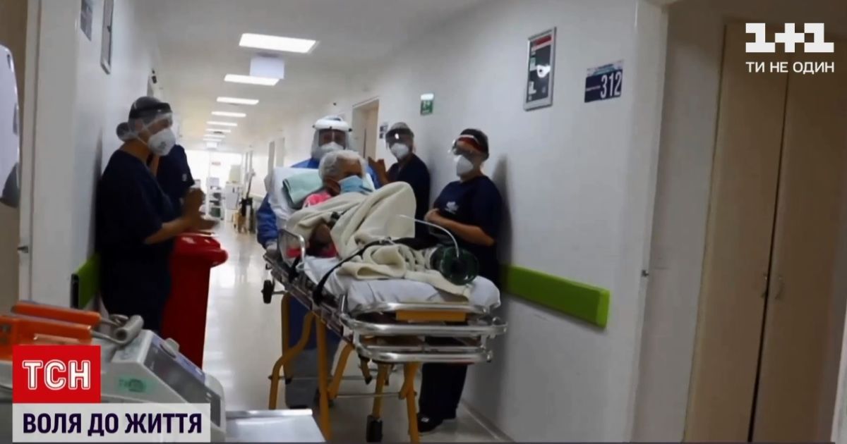 Лікарі та медсестри проводжали аплодисментами: у Колумбії 104-річна жінка вдруге поборола коронавірус