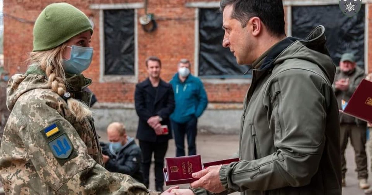 Під обстрілами повзла багнюкою до поранених: бойова медичка Світлана Земліна отримала орден від президента