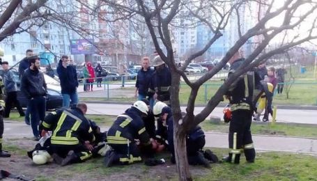 Знайшли на пожежі без ознак життя: в Києві врятували двох маленьких дітей (відео)