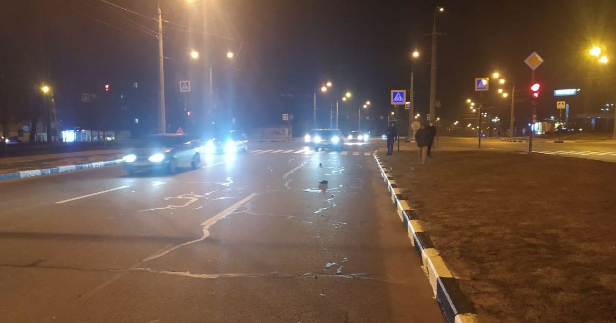 У Харкові автівка на смерть збила поліціянта, який переходив дорогу на червоне світло