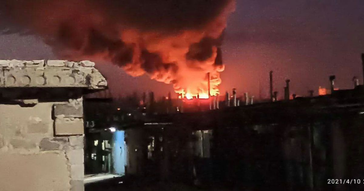 У Донецьку палає покрівля м'ясокомбінату: місто затягнуло чорним димом (фото, відео)