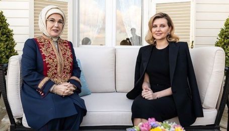 В обтягивающем платье и на шпильках: Елена Зеленская продемонстрировала элегантный образ в Турции