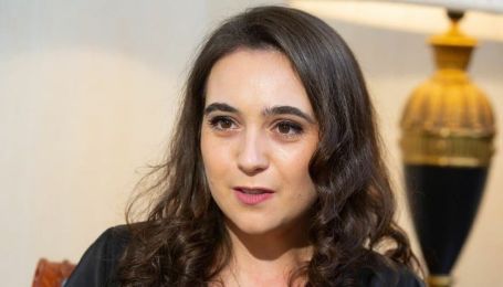 У чорній блузці і штанях-палацо: прессекретарка Зеленського у стильному луці позувала на тлі Босфору