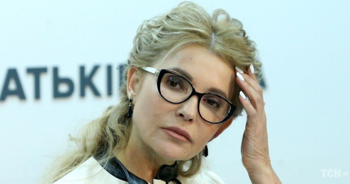У стильному жакеті, на шпильках і з білим манікюром: Юлія Тимошенко на пресконференції