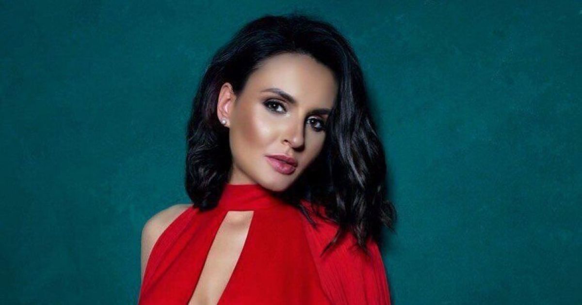 Міла Нітіч похизувалася апетитною фігурою у відвертому купальнику