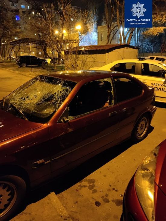 Разбил кулаками машину любимой: в Одессе задержали дебошира