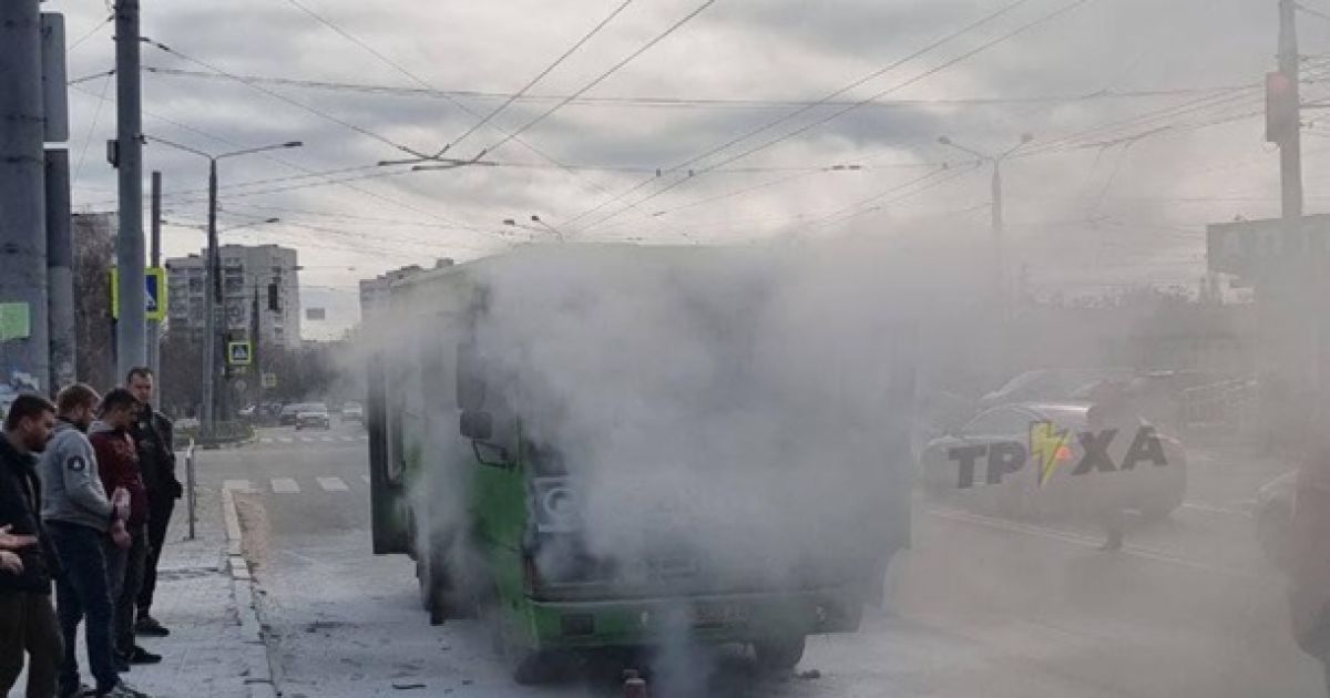 У Харкові загорілася маршрутка з пасажирами: чи встигли загасити автобус