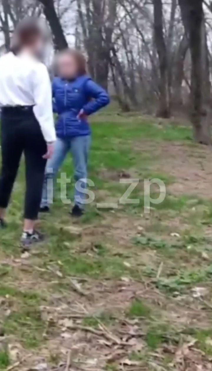 Підліткові розбірки у Запоріжжі: дівчина побила суперницю на камеру
