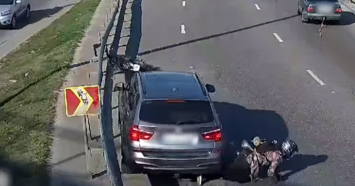В Киеве мужчина на мотоцикле упал под колеса, когда его буксировал Mercedes: видео