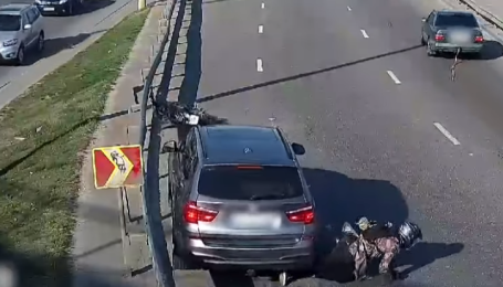 В Киеве мужчина на мотоцикле упал под колеса, когда его буксировал Mercedes: видео