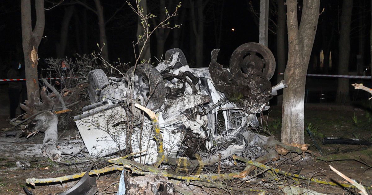 В Одессе легковушка вылетела с дороги во двор: есть жертвы