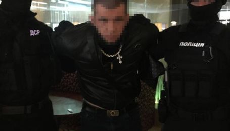 Вимагали у бізнесмена 700 тисяч доларів: у Харкові затримали групу рекетирів