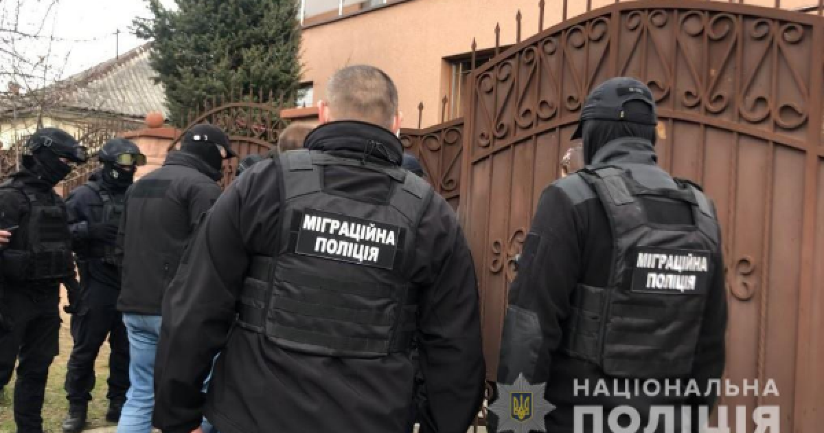 Втекли і просили про допомогу: на Закарпатті побили та утримували в полоні трьох громадян Індії