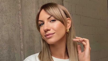 Не стесняется: Леся Никитюк задрала ногу и сверкнула пикантным местом
