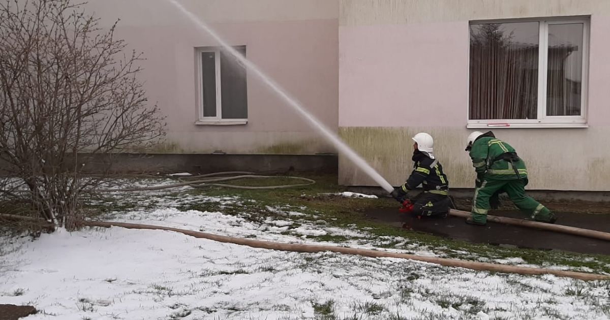 Пожежа в лікарні на Прикарпатті розпочалась з "ковідного" відділення: евакуювали понад 30 пацієнтів