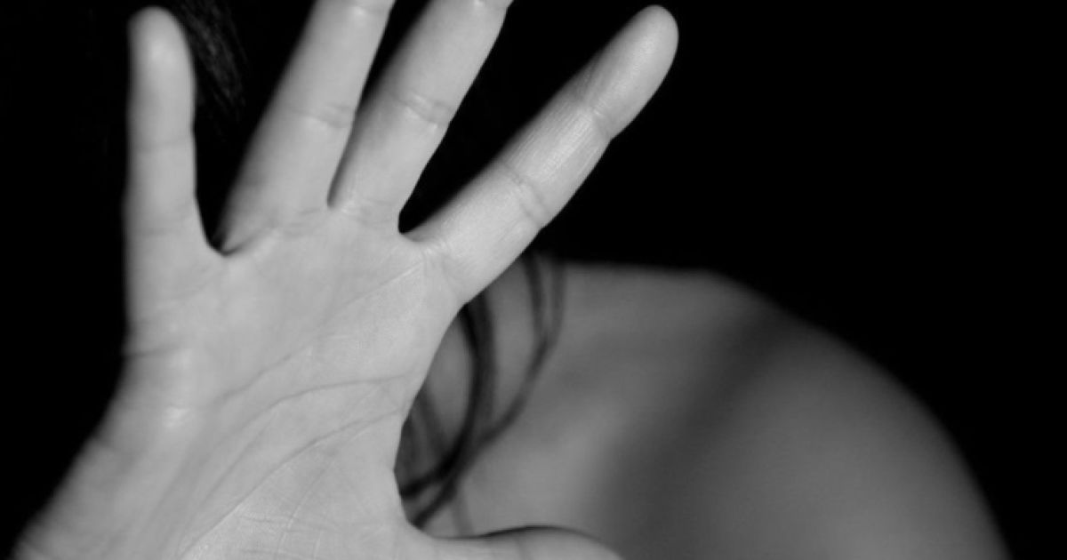 Роздягла дівчат до спідньої білизни: у Луцьку вчительку звинувачують у знущаннях (відео)