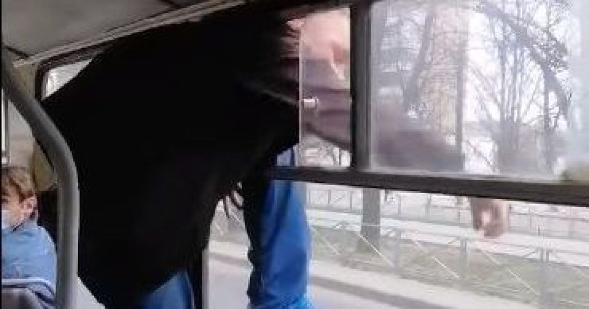 "Вдарив ногою у спину": у Черкасах чоловік побив кондукторку і втік через вікно тролейбуса (відео)