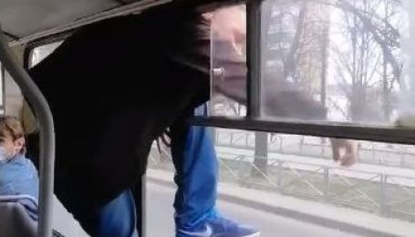 "Вдарив ногою у спину": у Черкасах чоловік побив кондукторку і втік через вікно тролейбуса (відео)