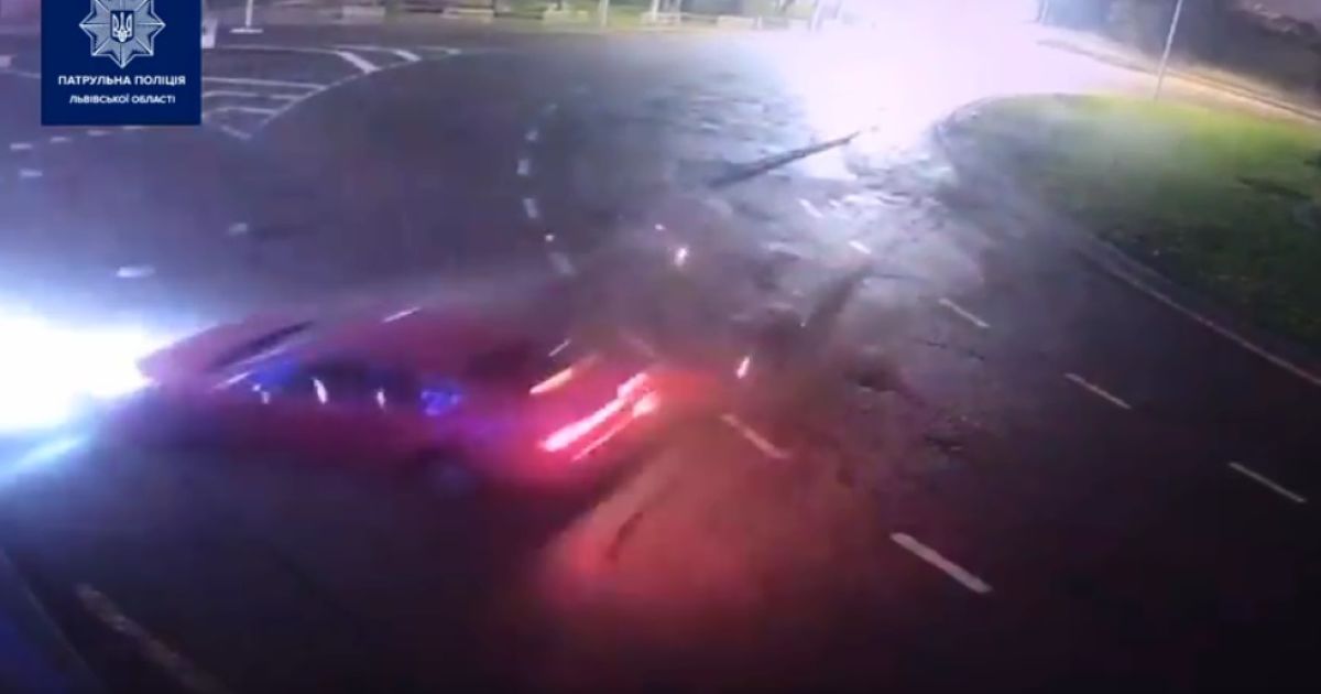 У Львові п'яна 18-річна дівчина на Honda Accord влетіла і знесла електроопору: відео