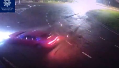 У Львові п'яна 18-річна дівчина на Honda Accord влетіла і знесла електроопору: відео
