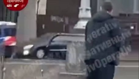 В центре Киева задержали мужчину, который пописял под столбом (видео)