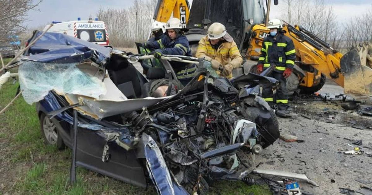 Розтрощена автівка та два відділення ДСНС: під Харковом сталася смертельна аварія