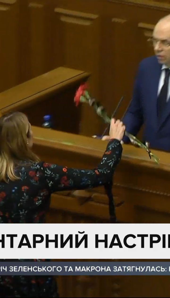 Траурные цветы для министра: Степанова в Раде встретили с двумя гвоздиками