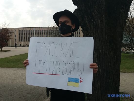 "Вводите санкции!": в Латвии пикетировали посольство РФ из-за агрессии в отношении Украины