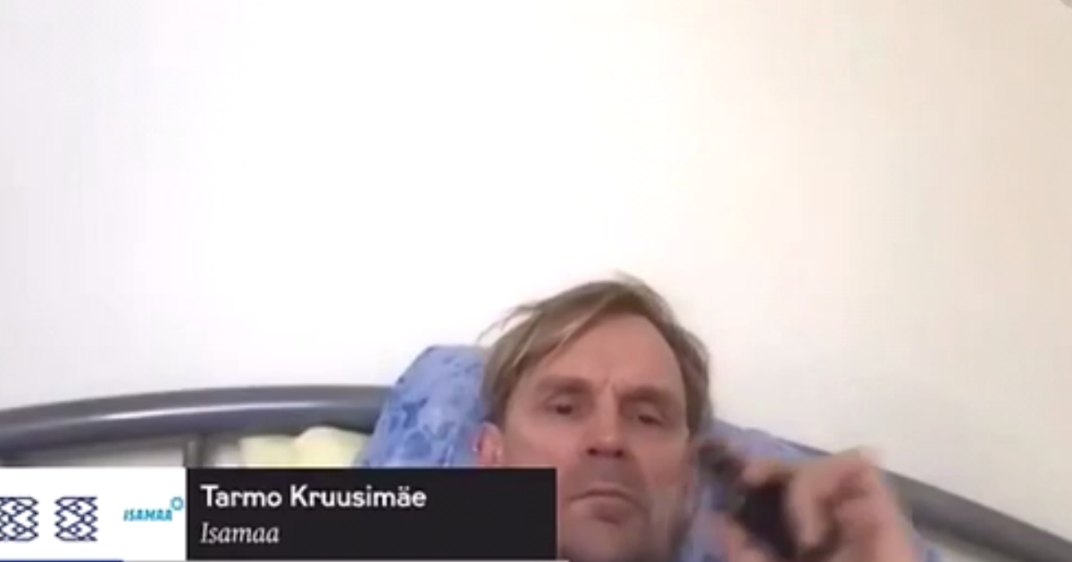 Лежав у ліжку, курив і слухав музику: естонський депутат потрапив у халепу під час онлайн-засідання парламенту