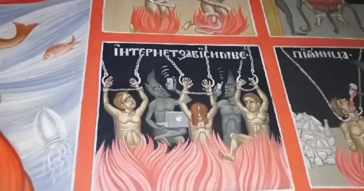 В России храм украсили фресками с изображением чертей со смартфонами
