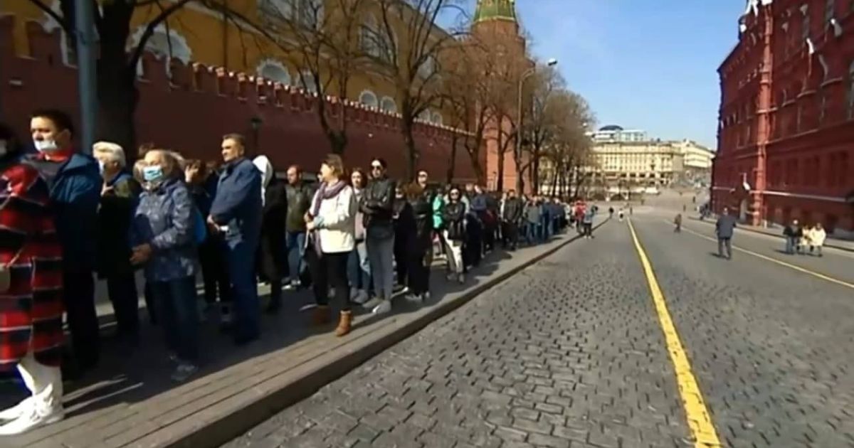 У Москві після карантину відкрили мавзолей Леніна: до вождя вишикувалась величезна черга