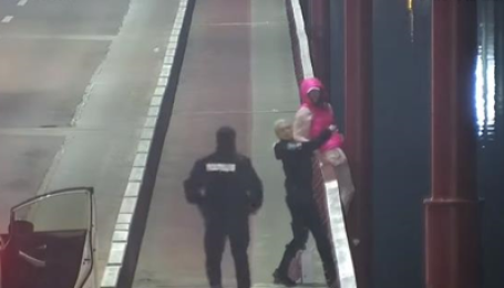 Встигли останньої миті: у Дніпрі правоохоронці врятували дівчину, яка намагалася вкоротити собі віку (відео)