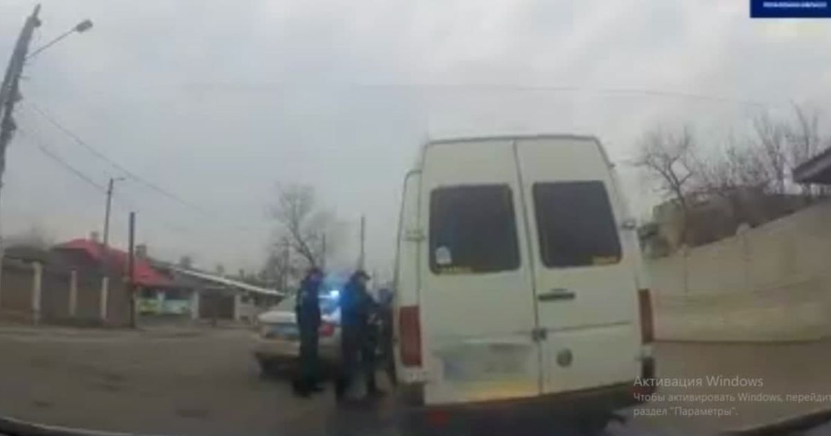 "Зупиняюся, де треба мені, а не де ти мигалку показав": маршрутник нахамив і ледь не збив патрульного у Рубіжному (відео)