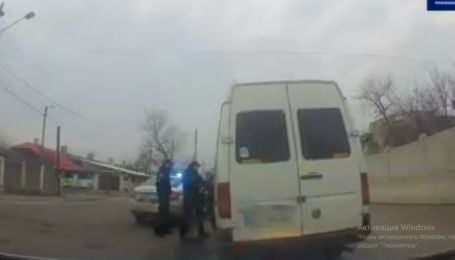 "Зупиняюся, де треба мені, а не де ти мигалку показав": маршрутник нахамив і ледь не збив патрульного у Рубіжному (відео)