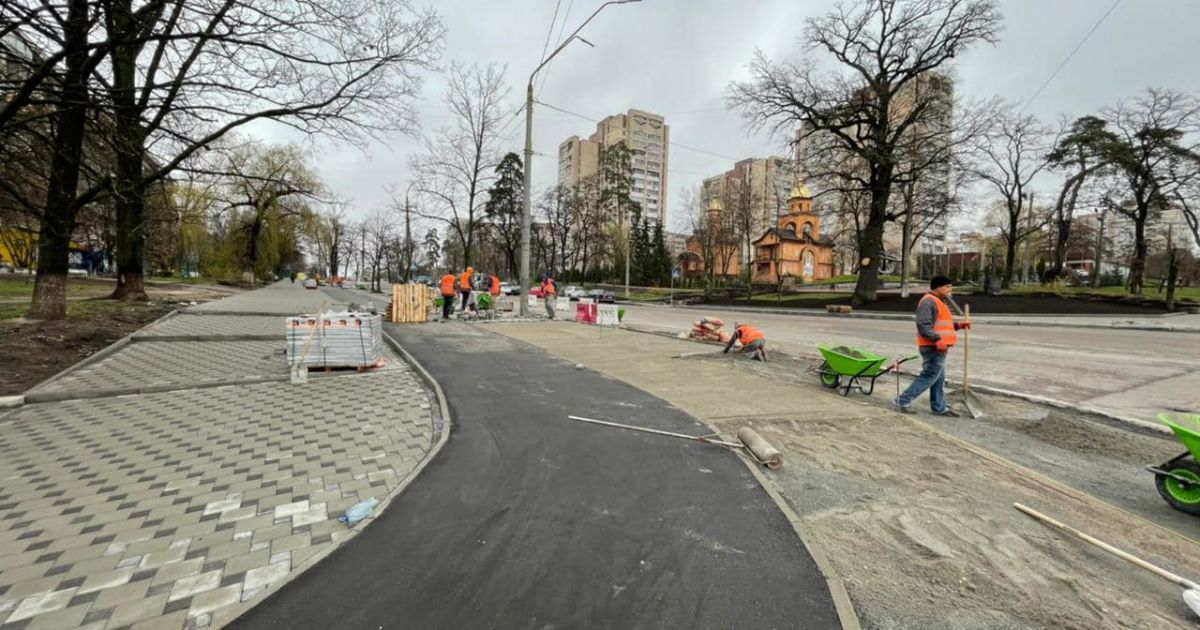 В усіх районах Києва почали оновлювати тротуари