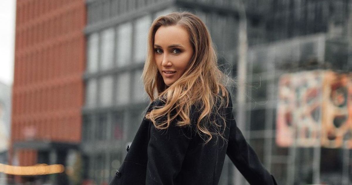 Анна Ризатдинова топлес прикрыла обнаженное тело цветами