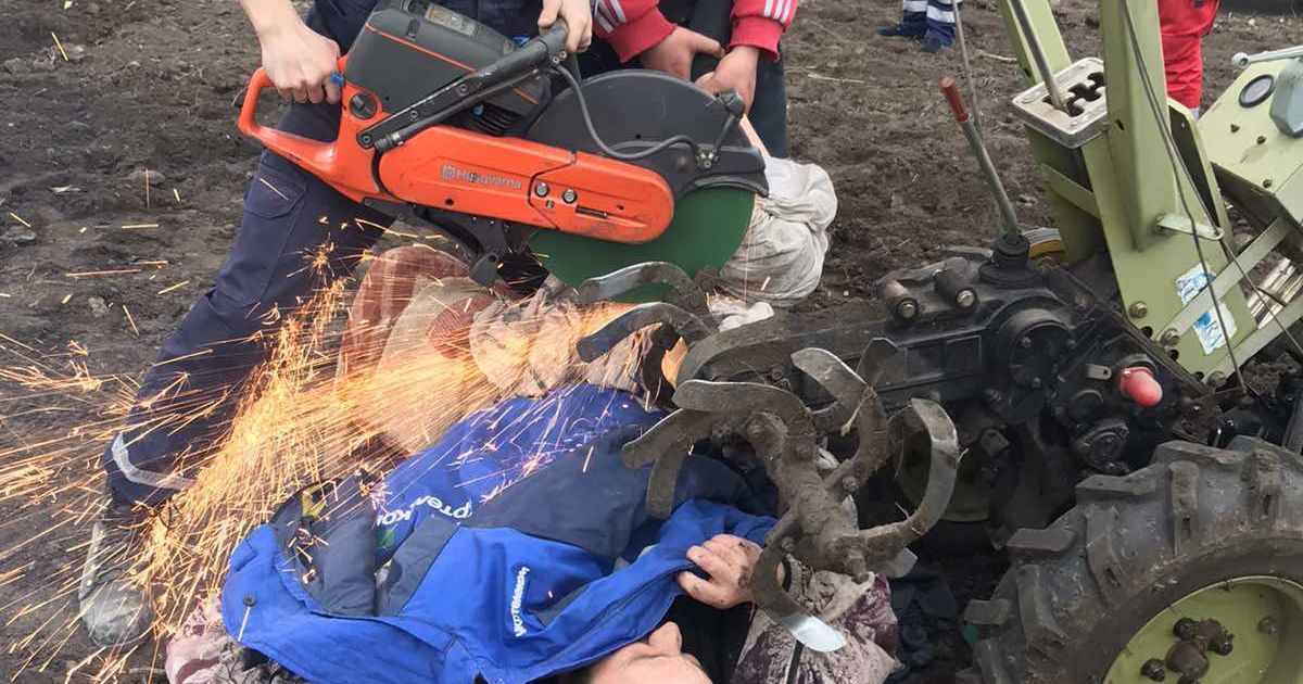 Застряг під мотоблоком: в Харківській області рятувальники визволяли чоловіка