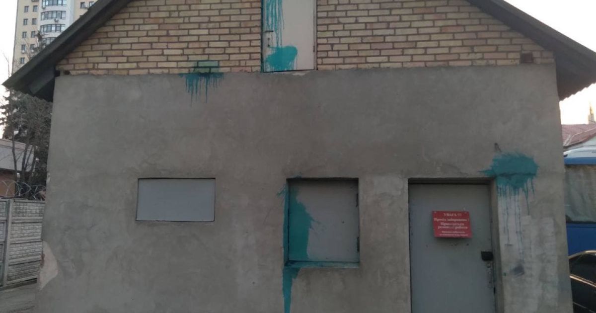 "Київблагоустрій" закидали лампами із зеленкою та розписали стіни: одного з хуліганів затримано