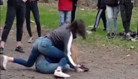 Товкли об землю головою і лупцювали, поки інші знімали: у Запоріжжі школярку по черзі побили дві старші суперниці (відео)