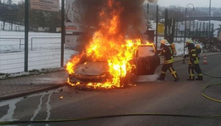 В Германии полностью сгорел автомобиль после того, как владелец перепутал топливо