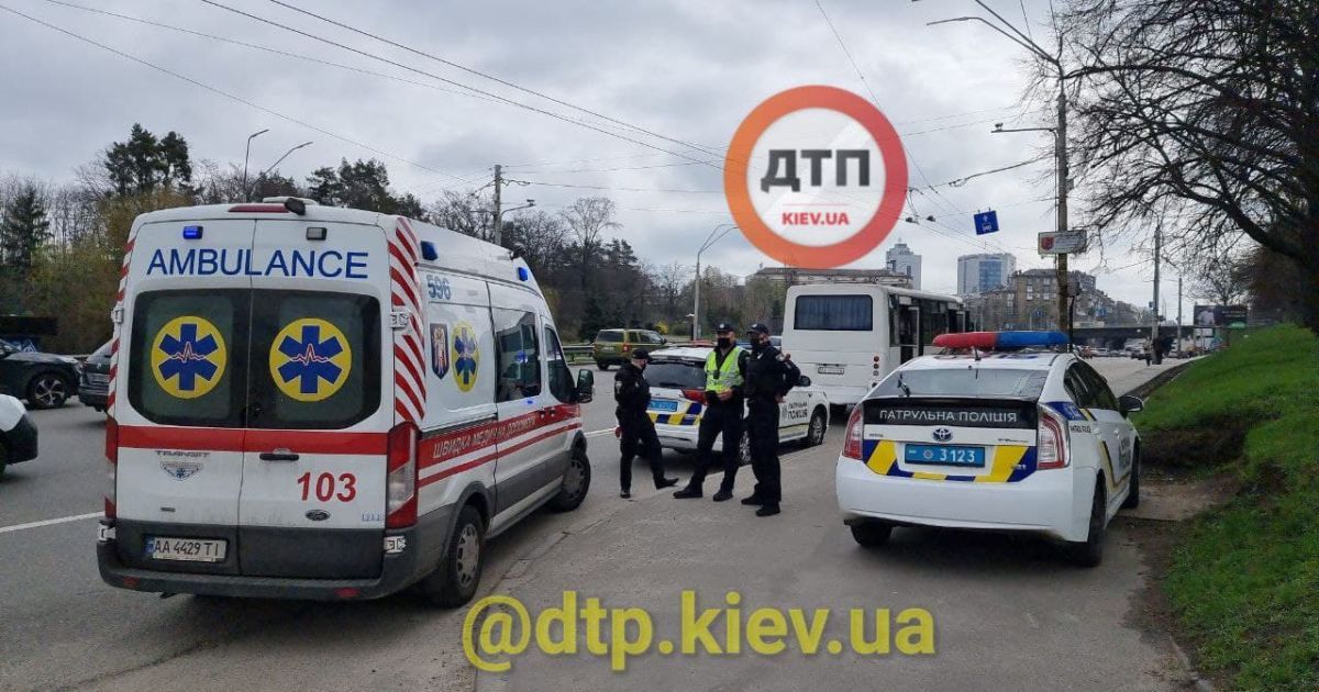 Кривавий карантин: у Києві водій маршрутки побився з поліціянтами