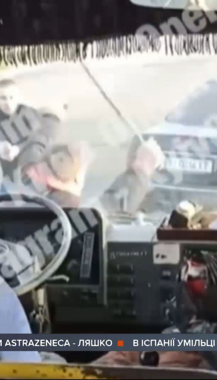 Водій легковика перекрив дорогу автобусу і погрожував пістолетом водію маршрутки