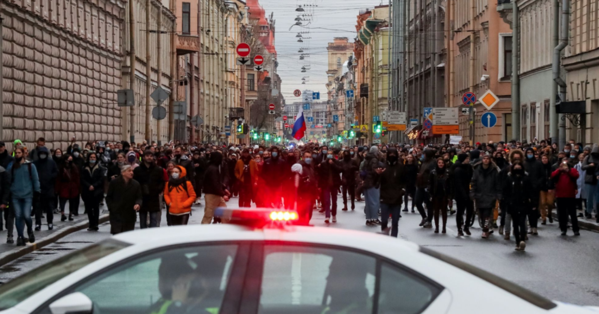 Протести за Навального 21 квітня: "пакують" людей до автозаків, погрожують, не пускають до вбиральні та не дають води