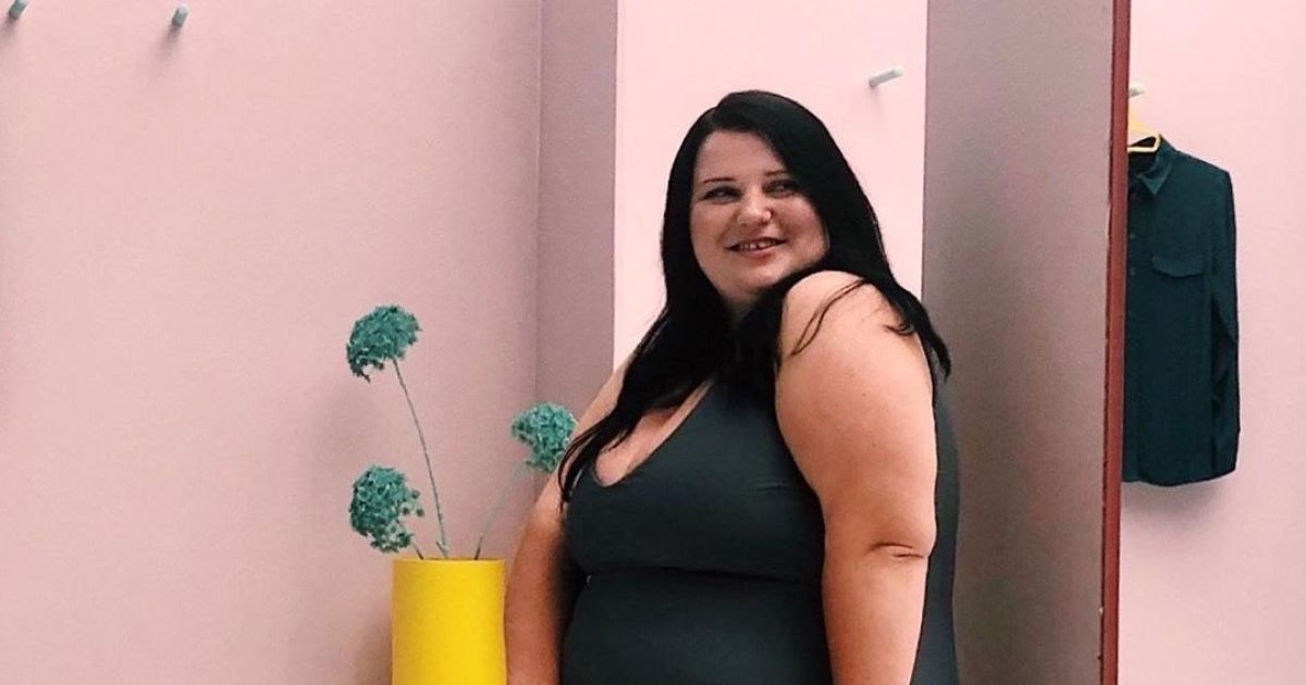 alyona alyona у чорному купальнику та босоніжках на шнурівці розляглася на підлозі