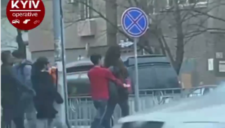Появилось видео, как в Киеве грабят прохожих прямо на ходу