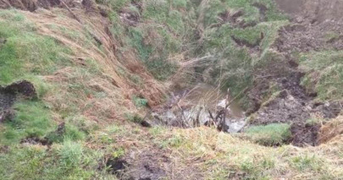 Десяток домов вблизи Львова рискуют уйти под землю после образования 30-метрового провала