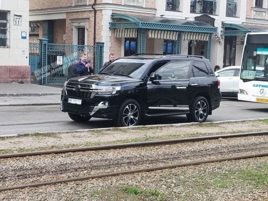В центре Днепра киллер застрелил водителя Land Cruiser 200: видео момента