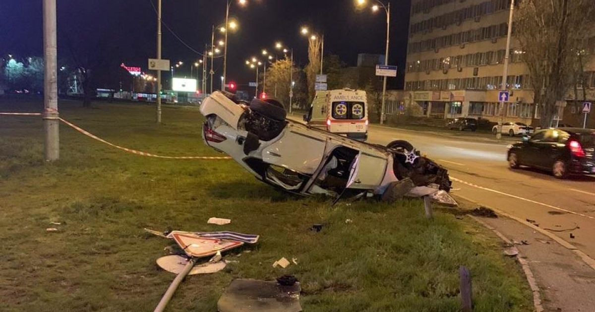 Жінка загинула, її доньку рятують: у Києві водій, який вчинив смертельну ДТП, втік з місця пригоди