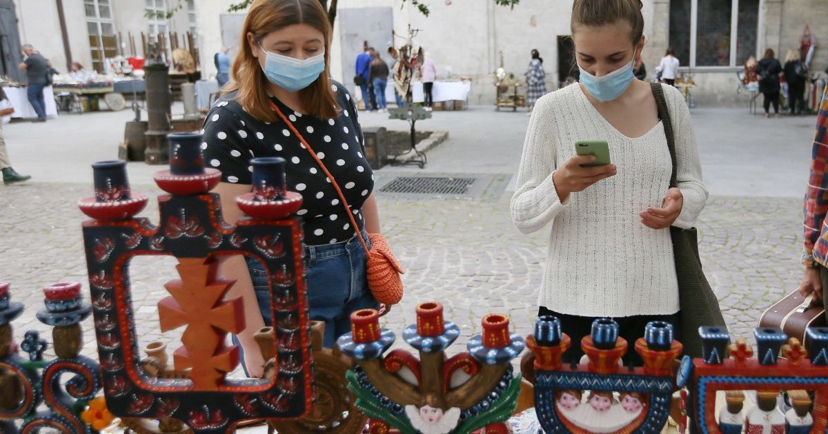 Львов в "желтой" зоне, но реанимации переполнены: что разрешено, а что запрещено: список правил