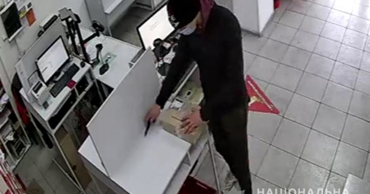 Заказывал товары через почту и подменял их на более дешевые: в Киеве 22-летний парень обманывал продавцов